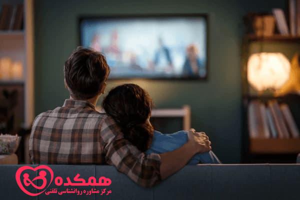 تماشای تلویزیون کنارهم و رفع دلزدگی-همکده