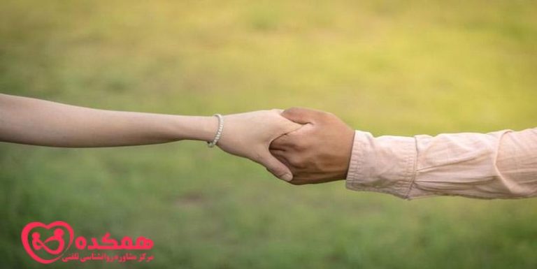 چه چیزی زنان را به مردان جذب می کند؟ - همکده