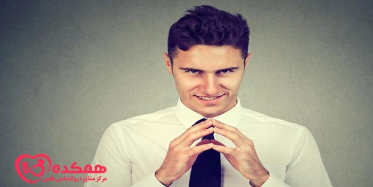 محققان یک فرد خودشیفته بدخیم را فاش کنید