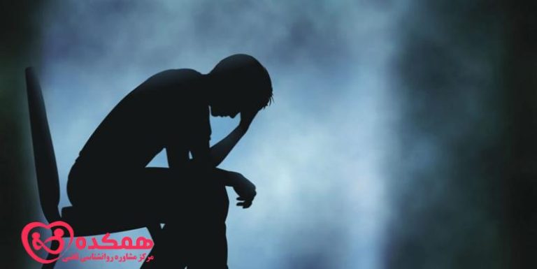 چند رفتار فردی که دچار علاقه به استرس عاطفی است