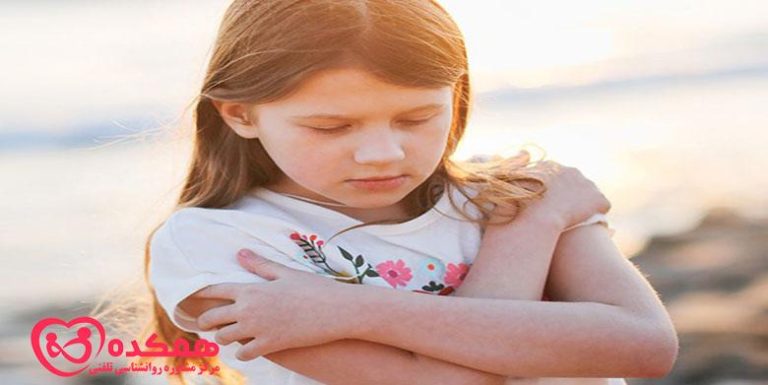 عباراتی که جامعه برای نابودی اعتماد به نفس شما استفاده می کنند.