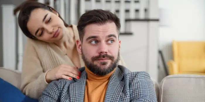 با شوهر لوس و وابسته به خانواده چه کار کنم؟