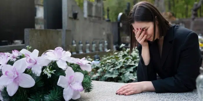 در مراسم ختم سکوت بهتره یا همدردی؟ روش درست از نگاه روانشناسی