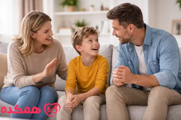 والدین در حال صحبت با کودک بیش فعال در خانه آرام