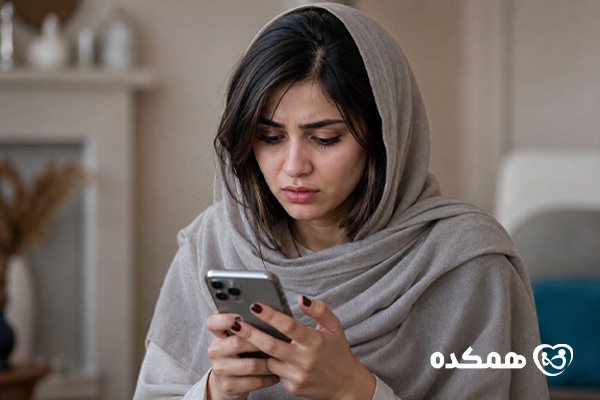 زنی در حال گرفتن وقت مشاوره با گوشی