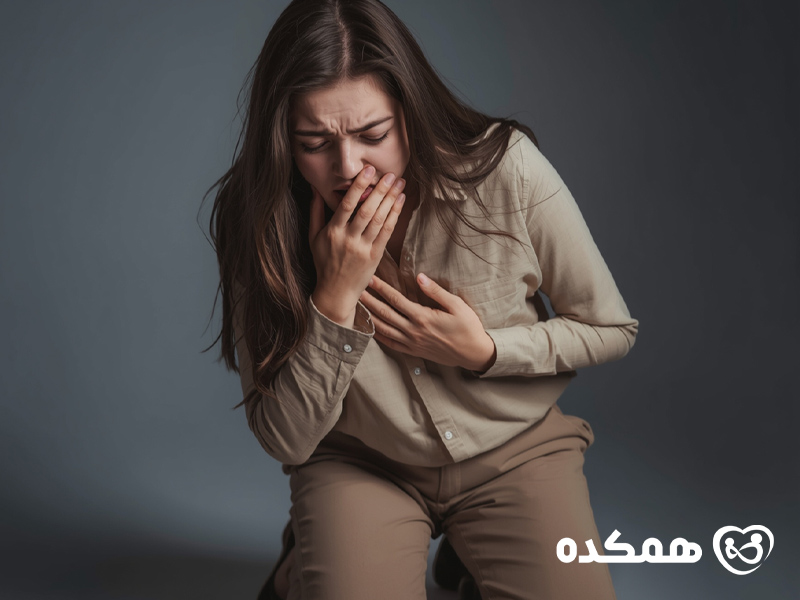 زنی در حال حمله پانیک
