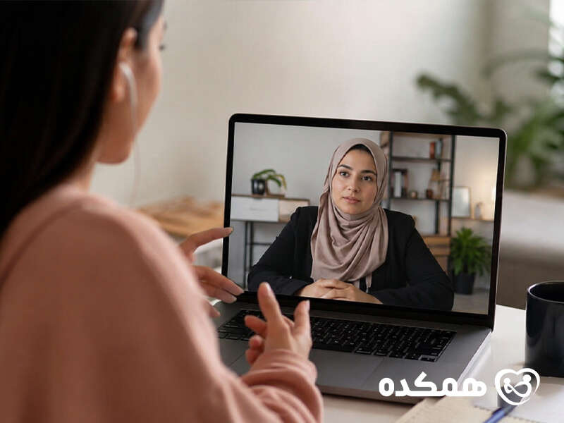 مراجعه کننده در حال ویزیت تصویری با روان درمان
